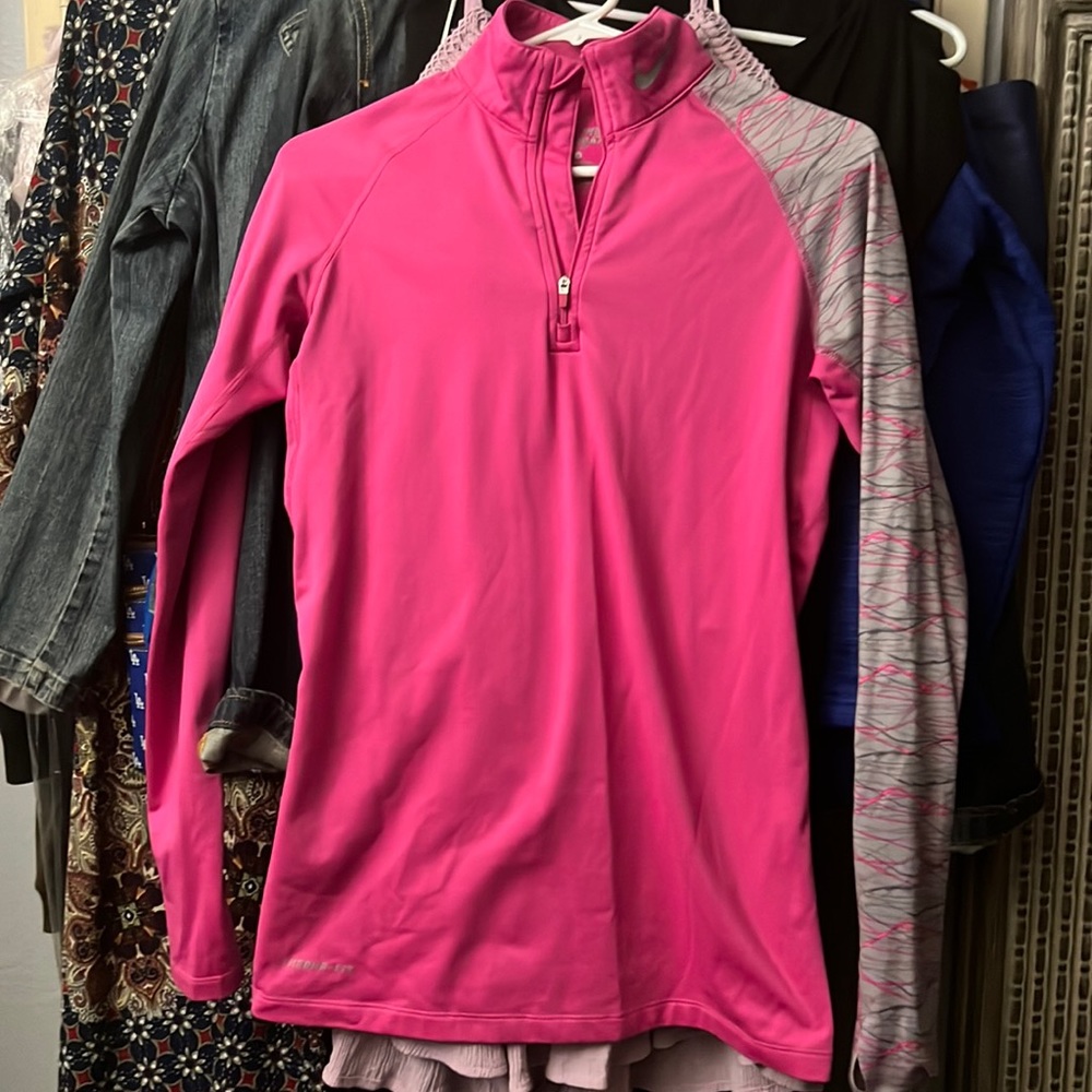 Nike pullover long sleeve w/thumb inserts